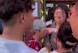 插队老太爆料视频播放在线观看,揭秘真实排队现象